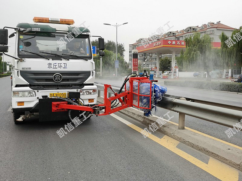 高速護(hù)欄清洗車